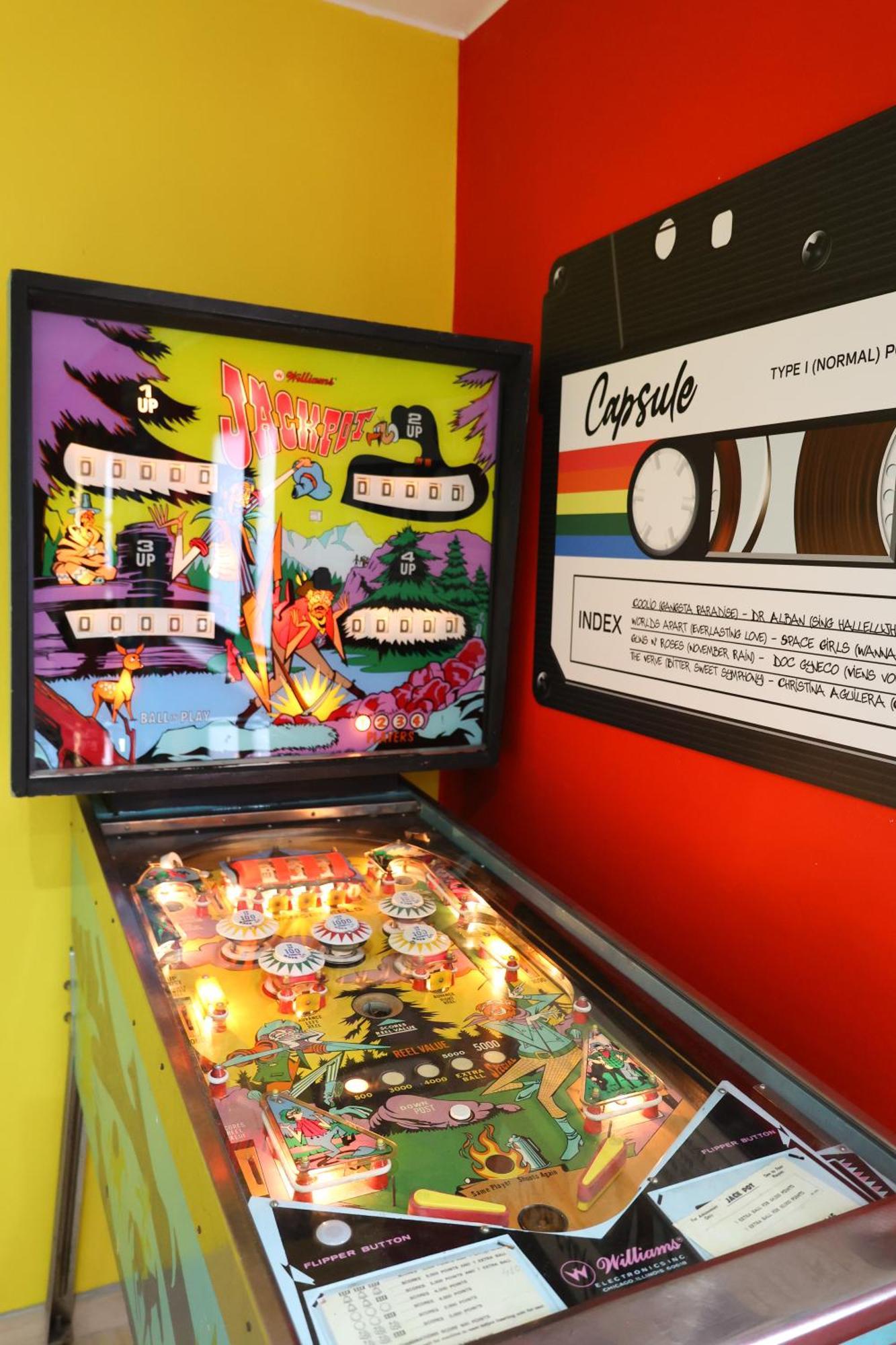 Capsule 90'S - Balneo - Sauna - Flipper - Billard - Netflix - Nintendo Switch & Jeux - Mons Extérieur photo